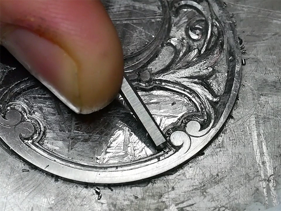 文字盤の彫金